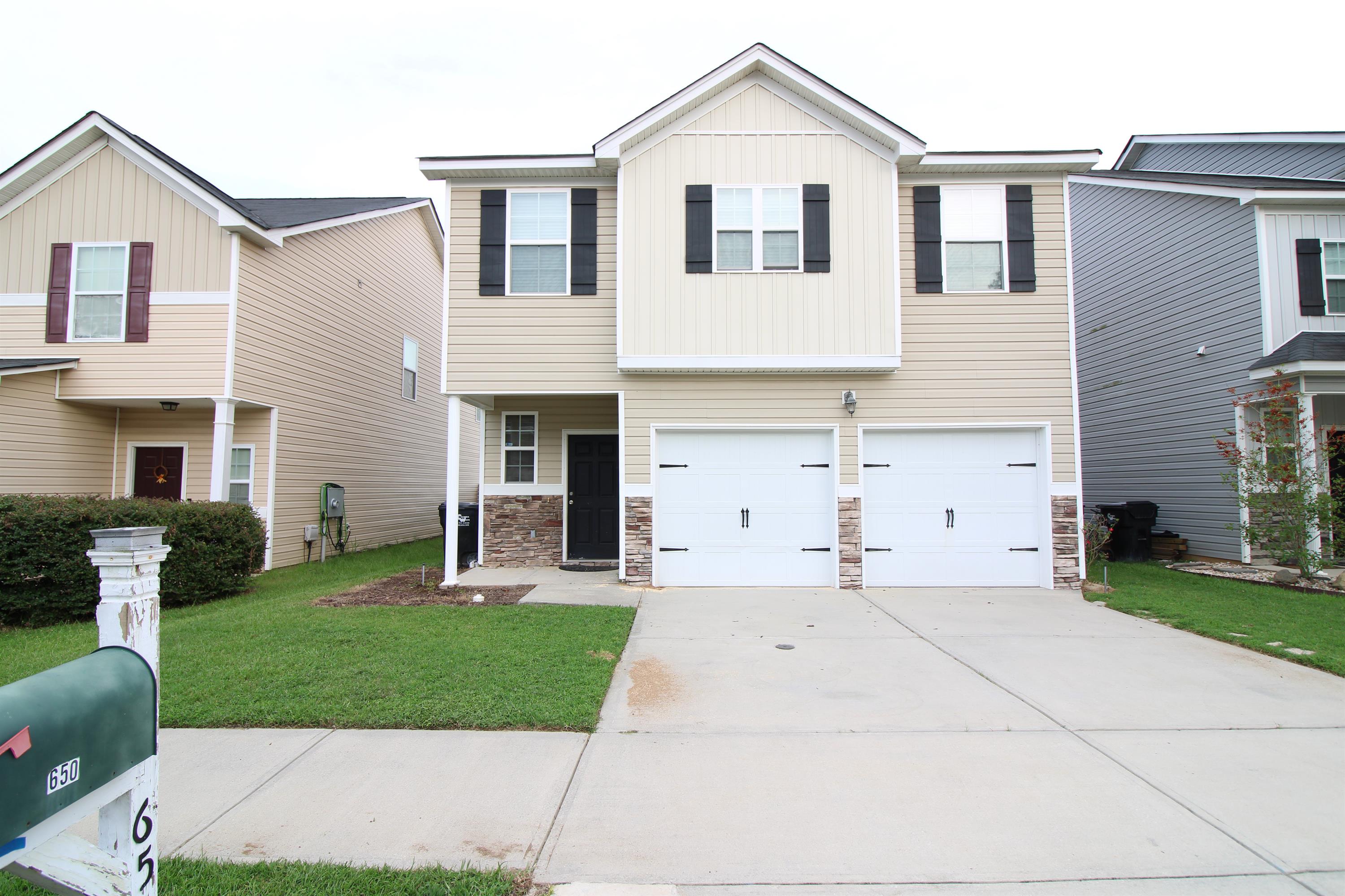 650 Dunrobin Lane
